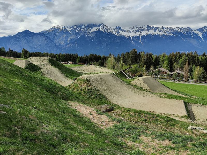 Dirtpark mit Tables an der Muttereralm über Innsbruck, im Hintergrund die Nordkette