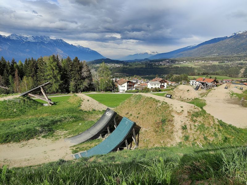 Slopestyle-Strecke an der Muttereralm mit Holzkicker und Blick ins Inntal