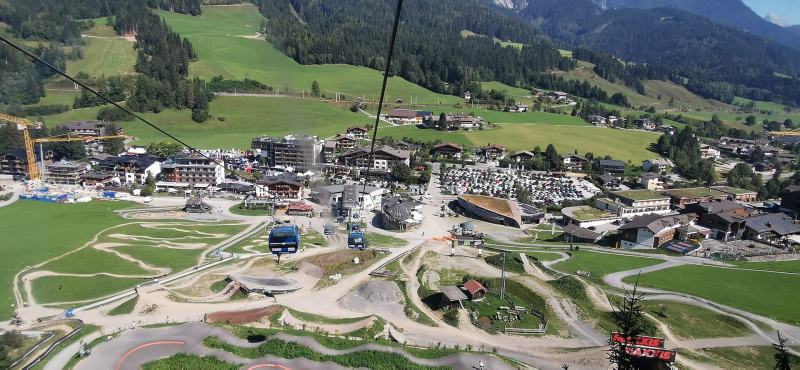 Blick aus der Gondel auf den Bikepark Leogang an der Talstation