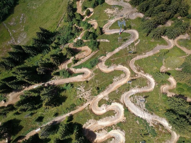 Serpentinen-Trail im Bikepark Les Gets von oben