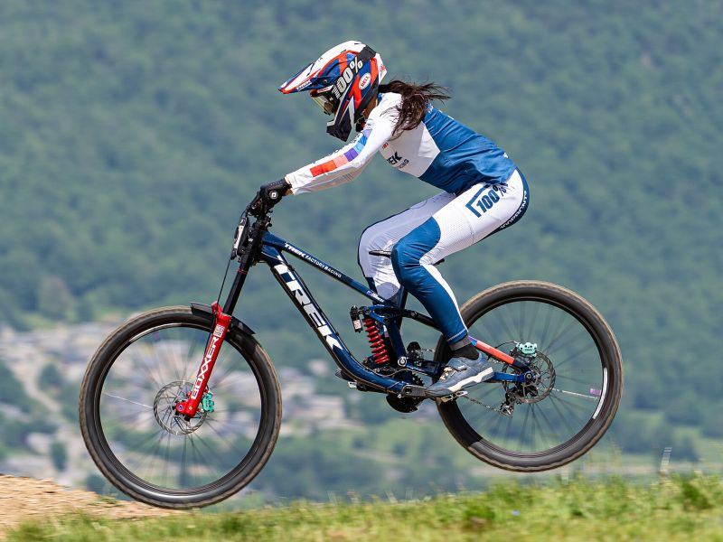 Downhill-Fahrerin im Sprung beim Weltcup in Loudenvielle in den Pyrenäen