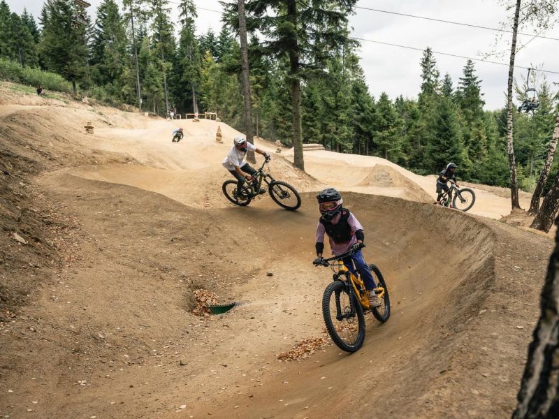 Rider auf Anliegern im Bike Park Skolnity