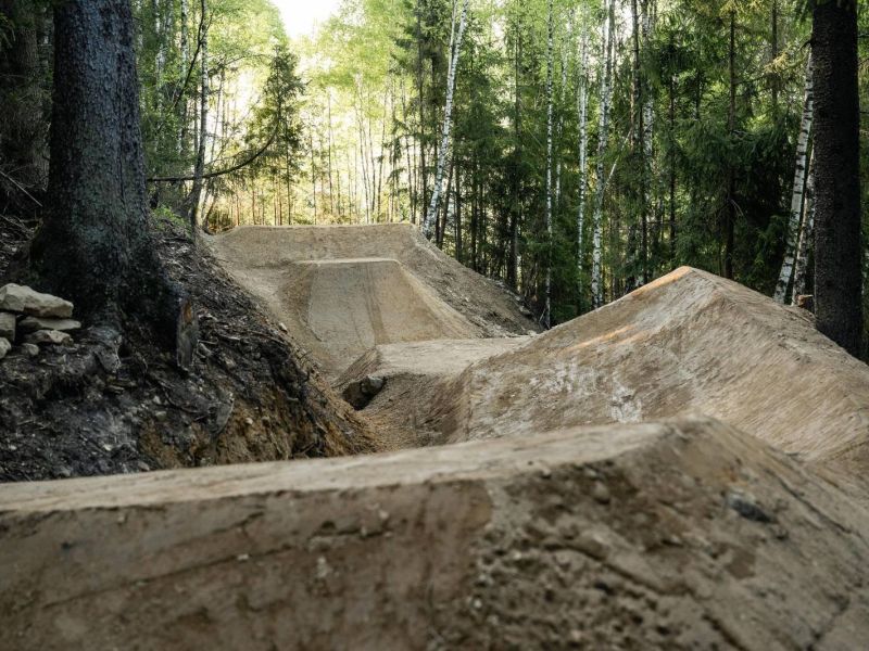 Tables auf einer Strecke im Bike Park Skolnity